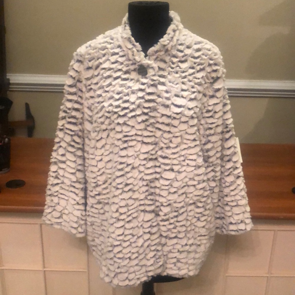 Beautiful grey and white coat.